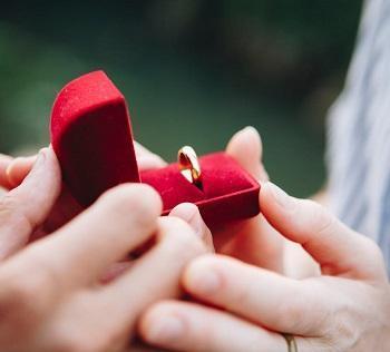 How to Gift a Ring to a Boyfriend
