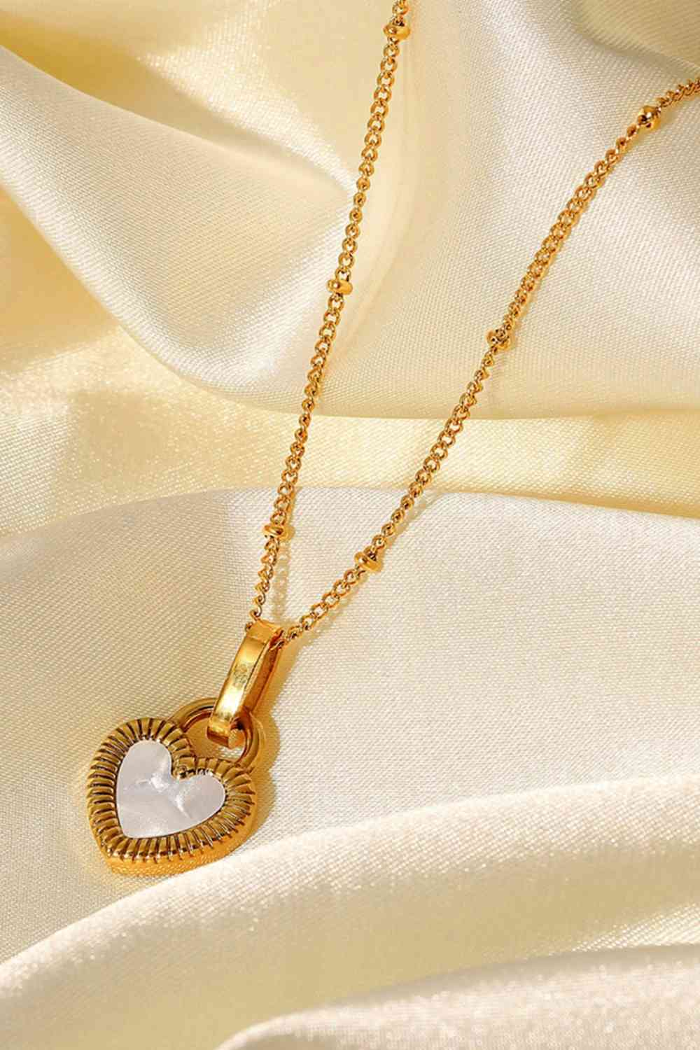 Trendsi Gold / One Size Black Heart Pendant Necklace